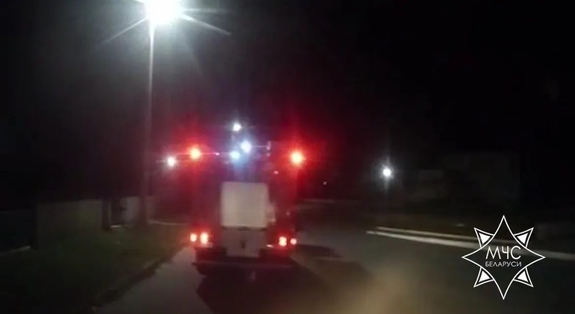 В Хойникском районе спасатели вытащили мужчину из горящего дома