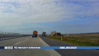 В Речице инспекторы ГАИ помогли водителю грузовика выбраться из кювета