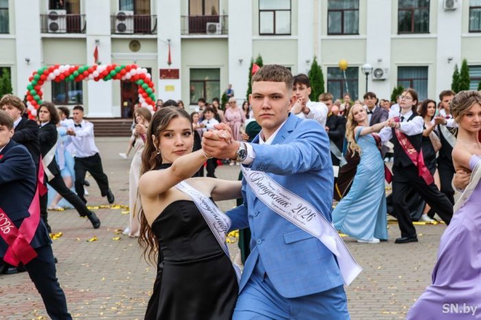 466 выпускников Светлогорского района отметили окончание школы на районном балу
