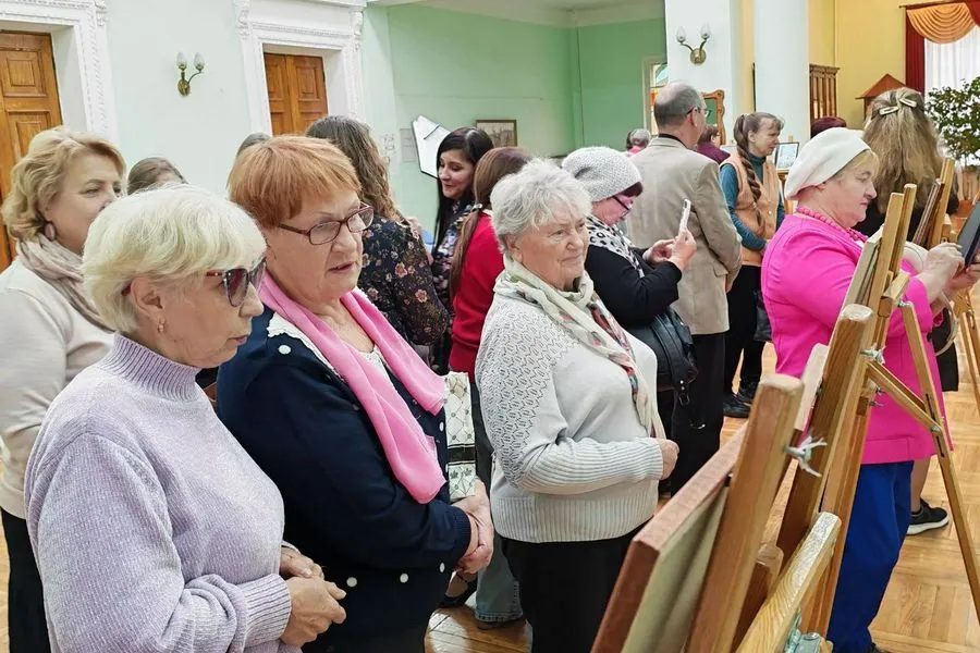 В Гомеле открылась выставка работ пожилых участников клуба «Радуга надежды»
