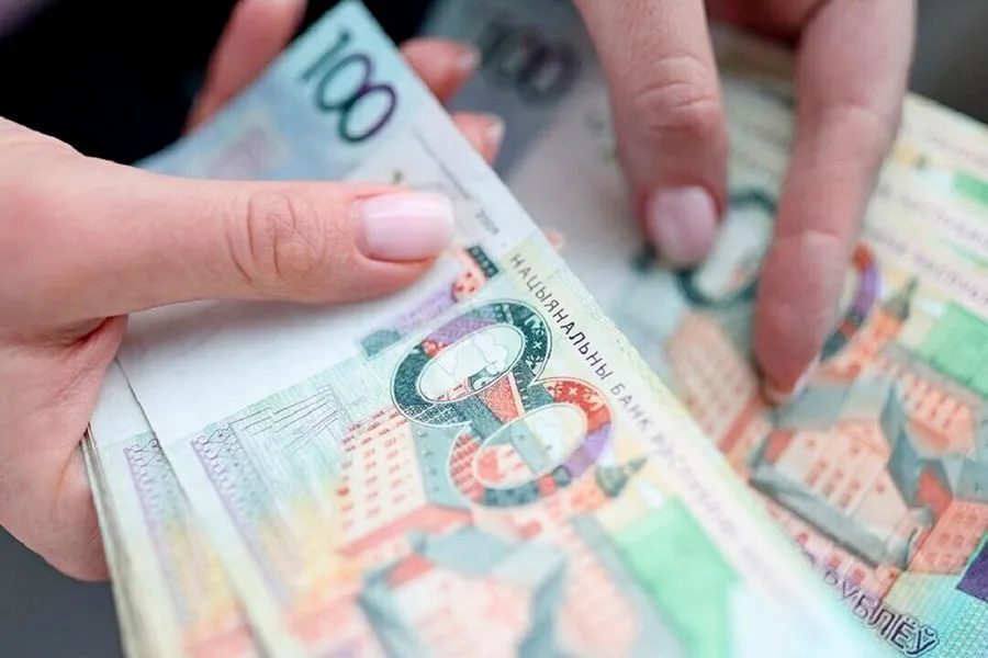 Кому положена ежемесячная доплата к зарплате вместо профессиональной пенсии