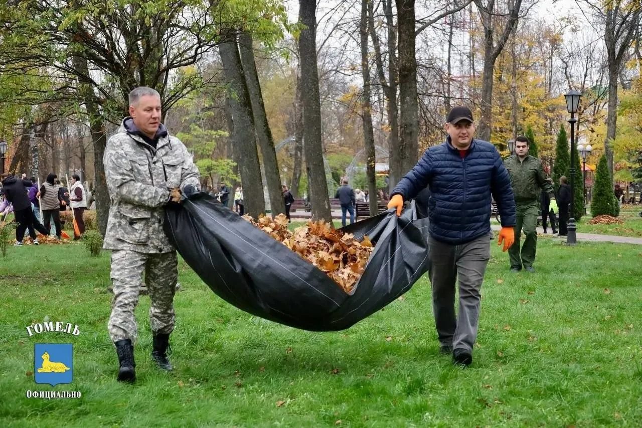 В Гомеле убирают сквер имени Громыко в рамках декадника