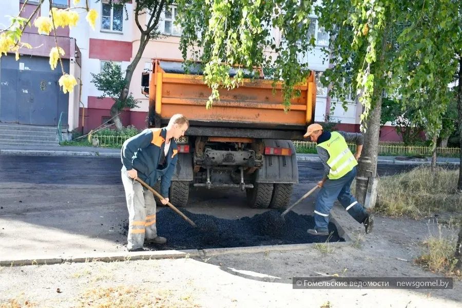 На улице Головацкого укладывают асфальт