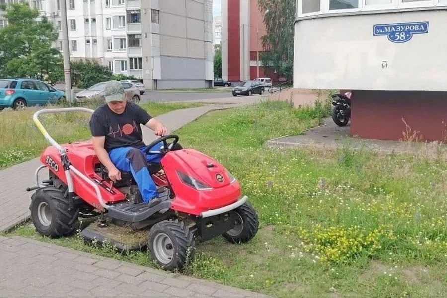 В Гомеле ежедневно косят траву