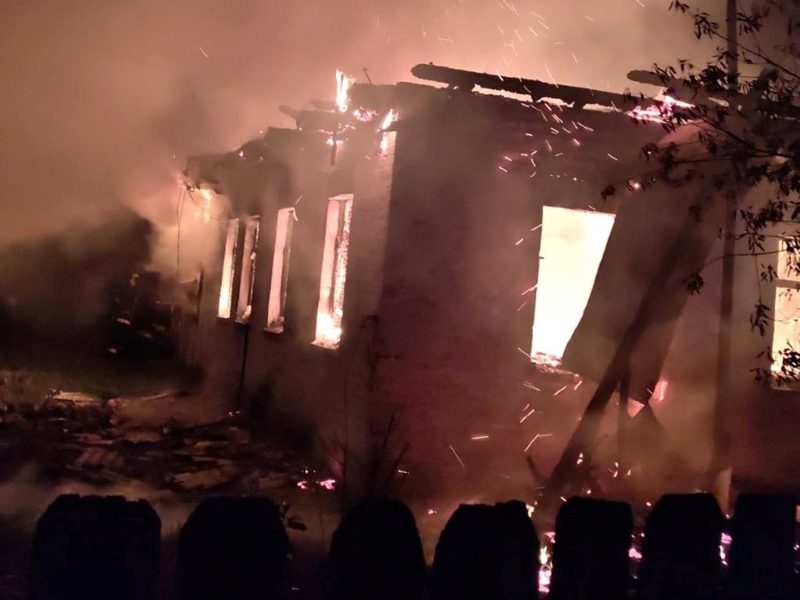 В Петриковском районе при пожаре погиб хозяин дома