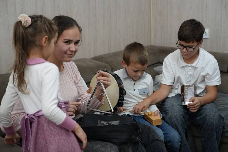 Елена Алексина навестила в День матери многодетную семью Белоусовых