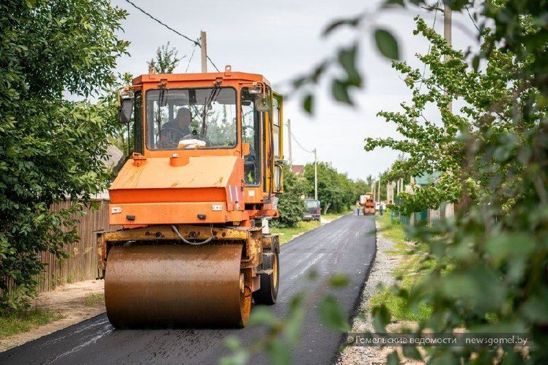 На улице Некрасова в Костюковке укладывают асфальт