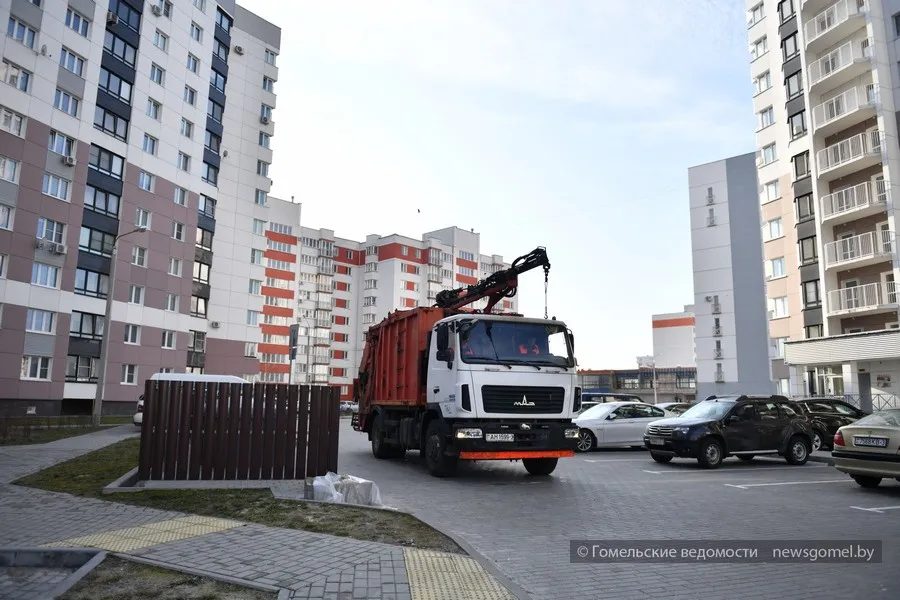 Почему мусор скапливается около контейнеров вместо них