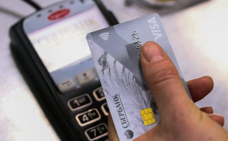 Соцработница потратила 40 тысяч рублей с карты пенсионера