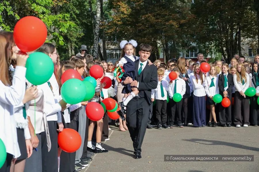 В СШ №43 прошла торжественная линейка 1 сентября