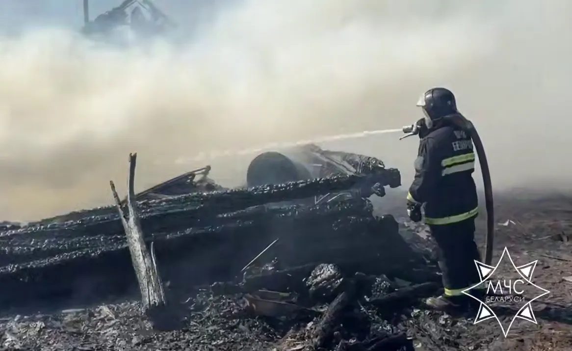 В деревне Кротов Калинковичского района сгорели дом и три хозпостройки