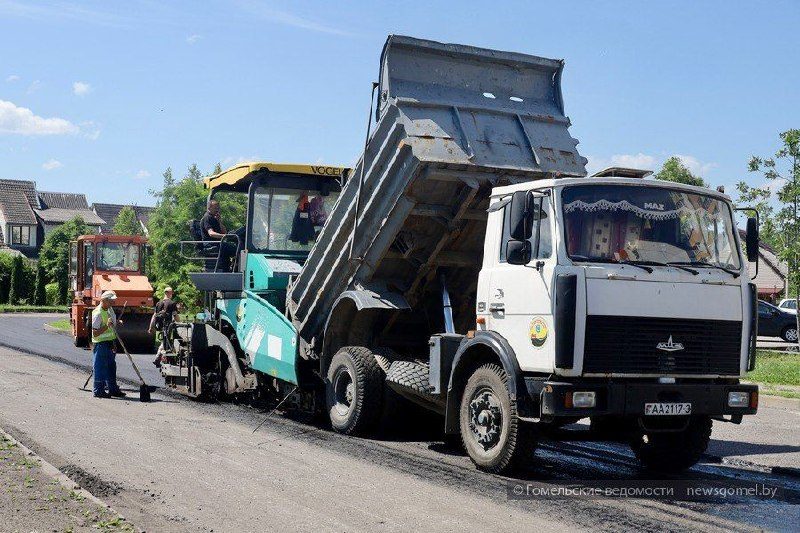 На улице Оськина в Новобелице обновляют дорожное покрытие