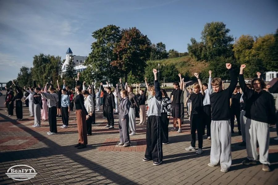 На набережной Сожа прошла спортивная зарядка студентов БелГУТа