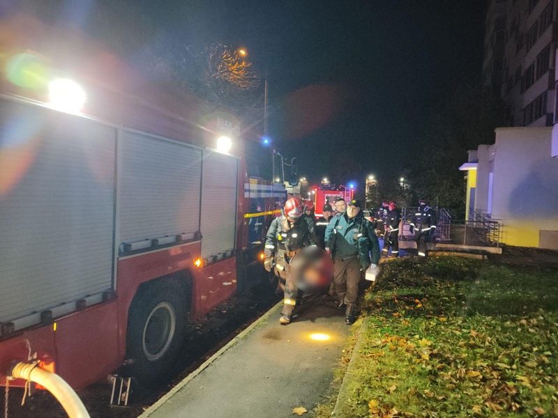 При ночном пожаре в Гомеле спасатели вынесли из квартиры пенсионера
