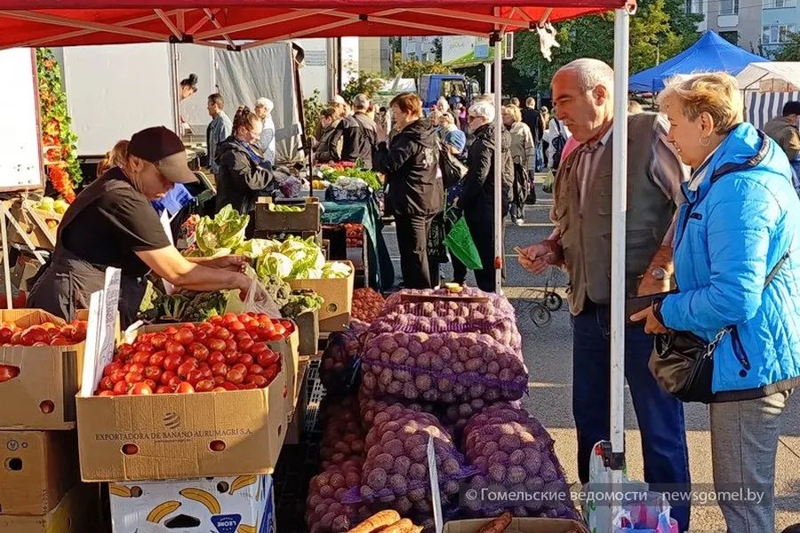 На улице Хатаевича открылась ярмарка с овощами и фруктами