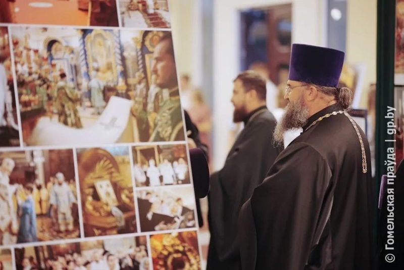 В областной филармонии открылась фотовыставка «Литургия с Патриархом»