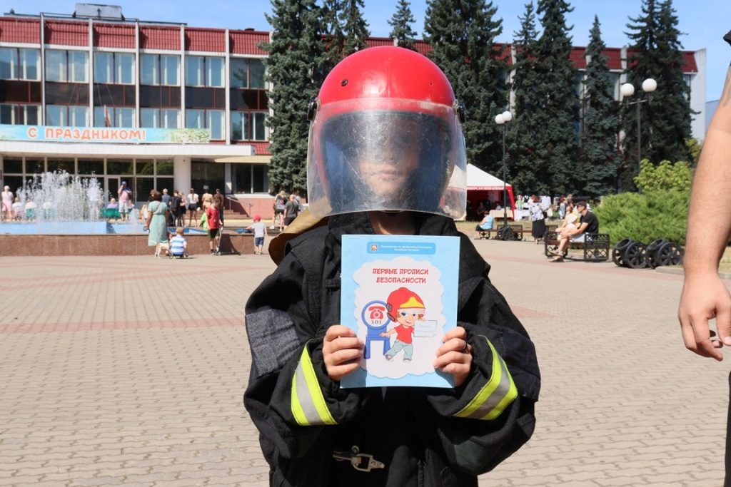 Светлогорские спасатели провели урок безопасности на школьной ярмарке