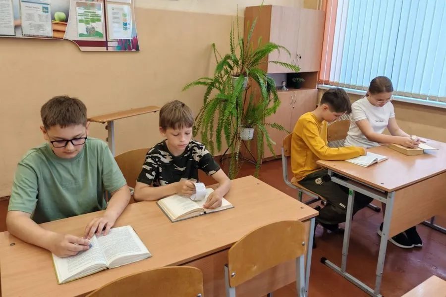 В школе №27 открыли мастерскую по ремонту учебников