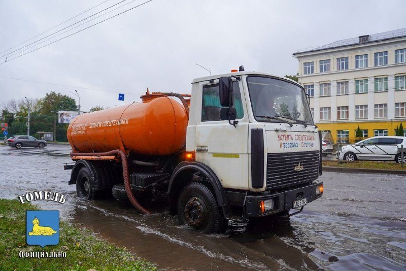 На улице Барыкина откачивают воду после дождей