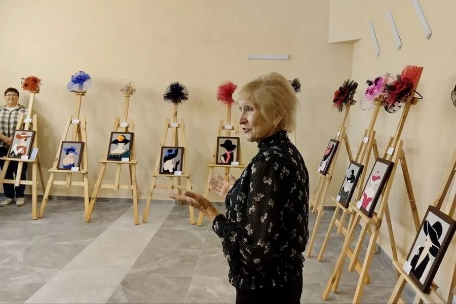 В Гомеле открылась выставка «Дама в шляпе»