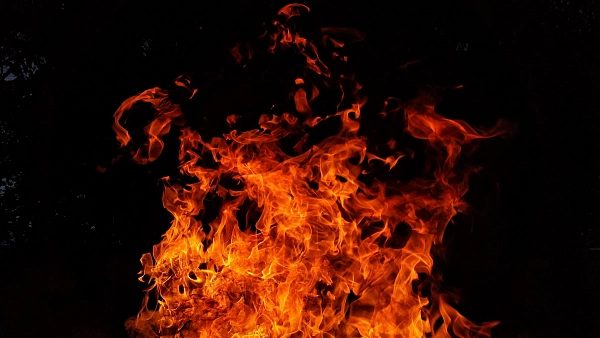 На улице Фурманова в Гомеле загорелся жилой дом