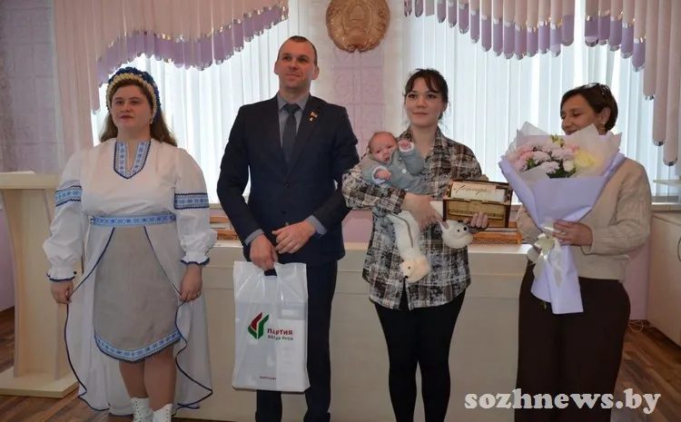 Две семьи из Гомельского района получили «бацькавы кашулі» в резном сундучке