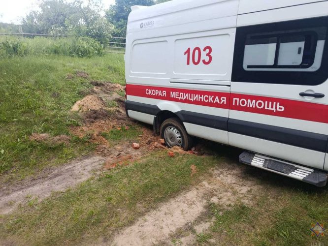 Спасатели извлекли застрявшую машину скорой помощи в Буда-Кошелевском районе