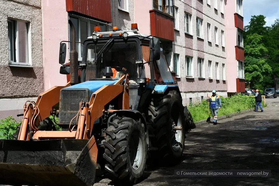 На улице Дворникова в Гомеле укладывают асфальт во дворовых территориях