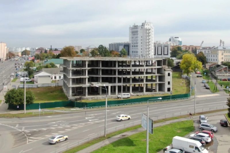 В Гомеле после вмешательства КГК снесли долгострой на Кирова