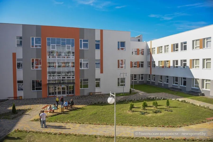 Что нельзя носить в школу: новые правила досмотра и советы родителям