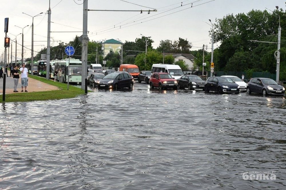 На улице Барыкина улучшают ливневую канализацию