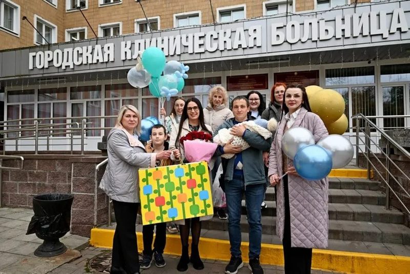 Коллеги встретили из роддома сотрудницу судебных экспертов Гомельщины