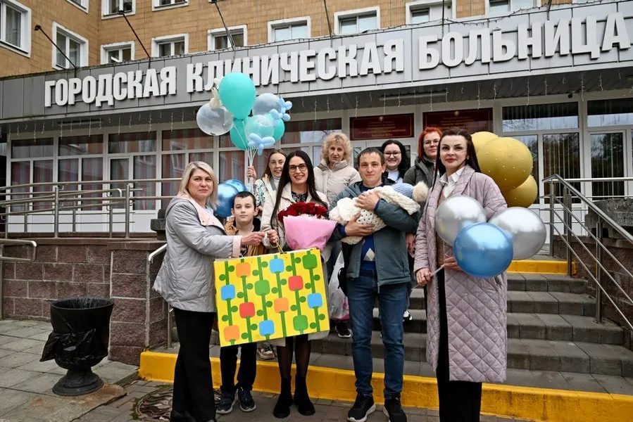 Коллеги встретили из роддома сотрудницу судебных экспертов Гомельщины