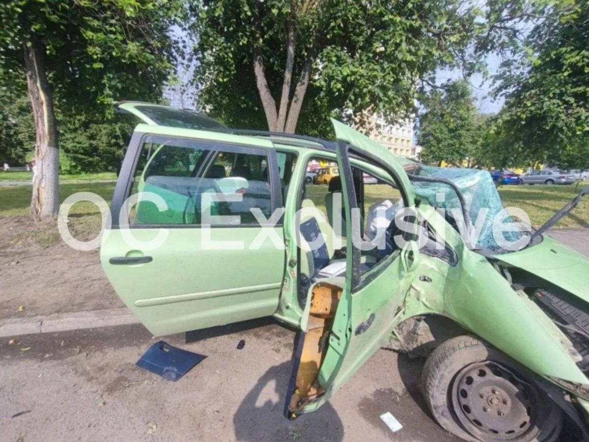 В Гомеле мужчина угнал машину у соседки и влетел в дерево