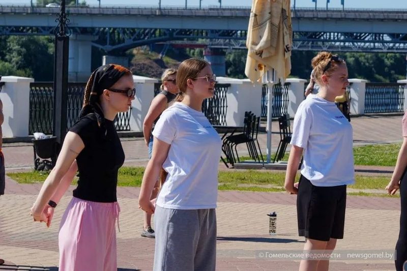 На гомельской набережной прошла открытая фитнес-тренировка для молодёжи