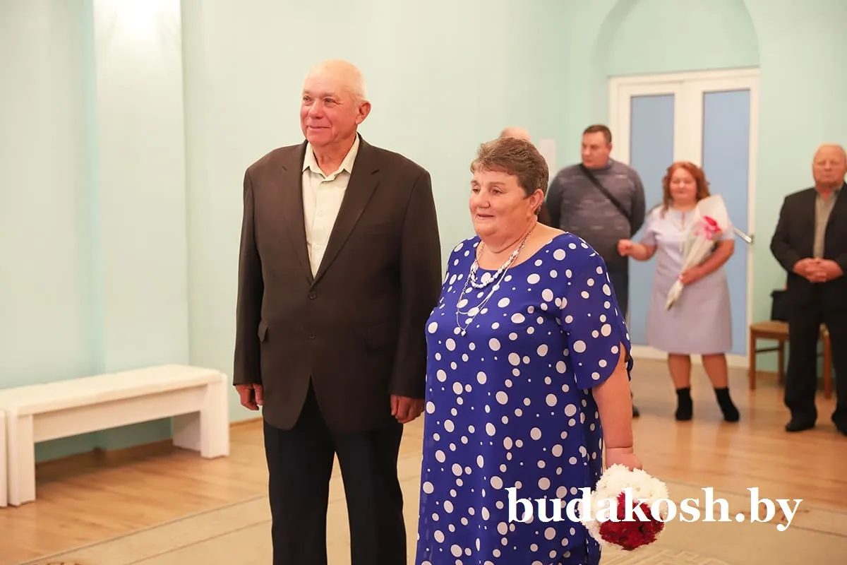 В ЗАГСе Буда-Кошелево поздравили супругов Максименко с 50 годами вместе