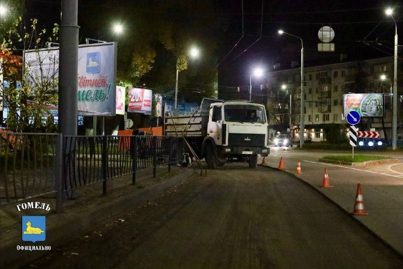 На улице Полесской вечером начали укладку асфальта