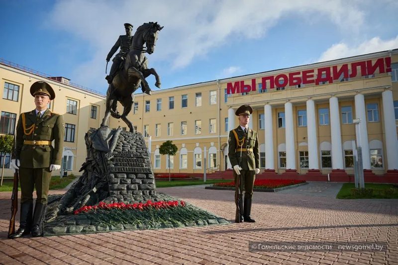 Литераторы Беларуси и России почтили память героев на площади Восстания