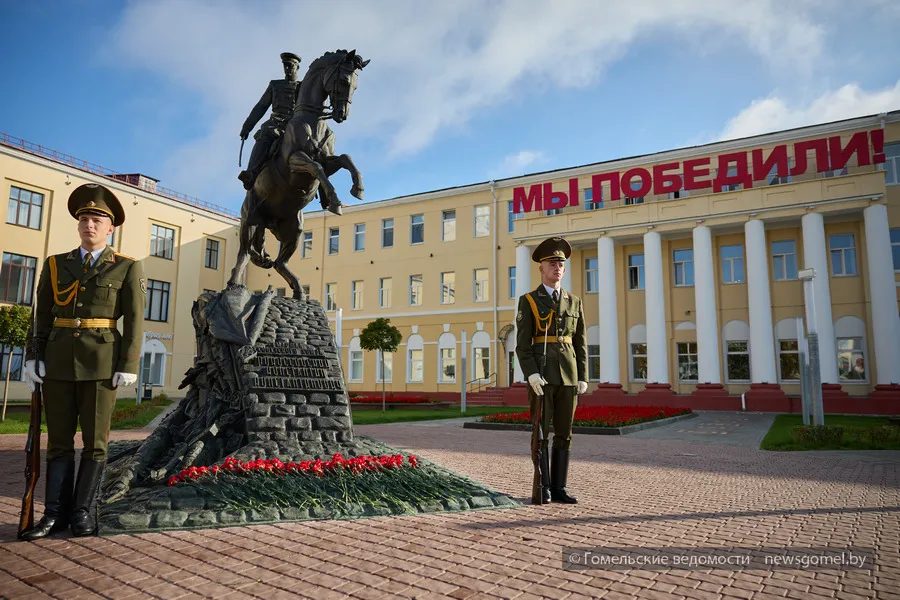 Литераторы Беларуси и России почтили память героев на площади Восстания