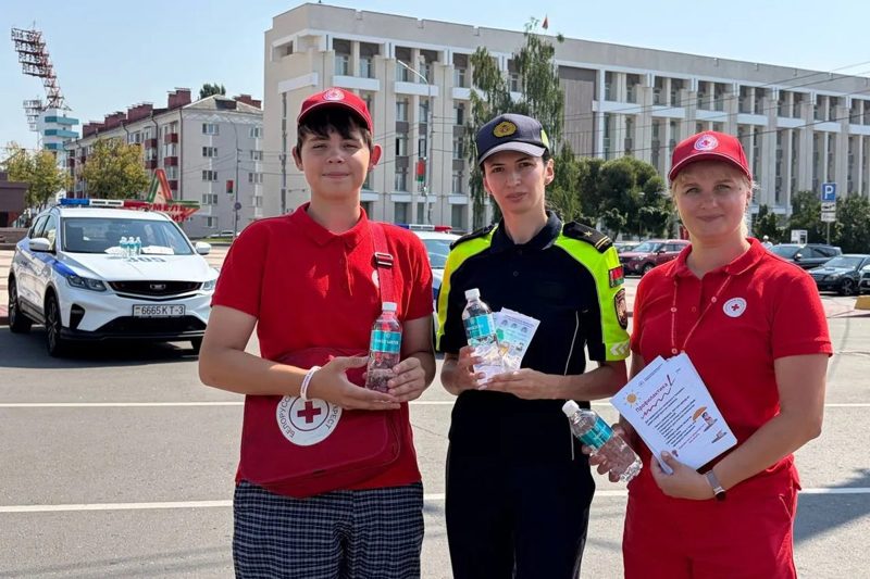 ГАИ и Красный Крест провели акцию о безопасности в жару