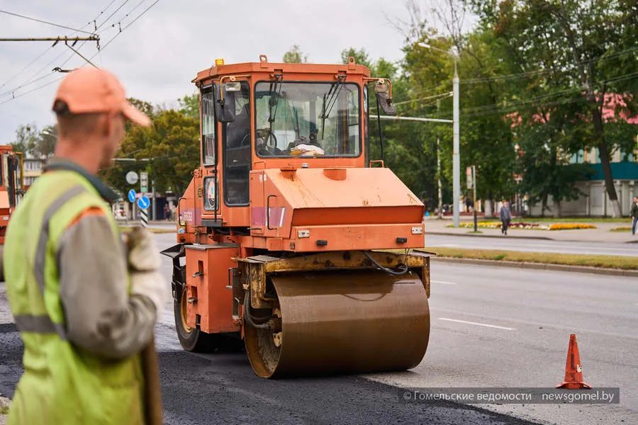 На улице Барыкина обновляют асфальт на остановках