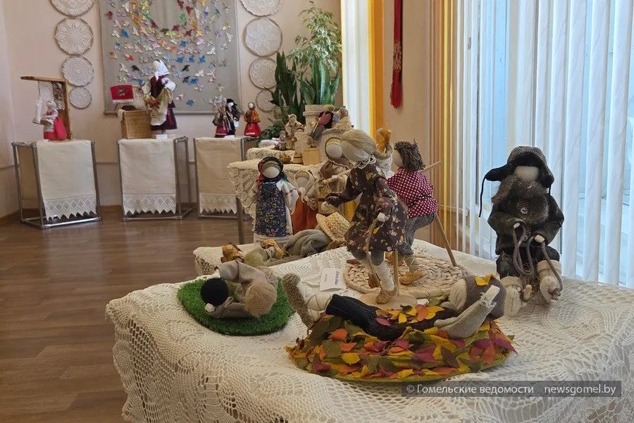Куклы передают белорусские традиции в выставочном зале Гомеля