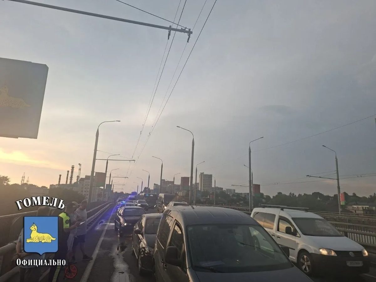 ДТП на мосту Фрунзе: общественный транспорт задерживается на 20 минут