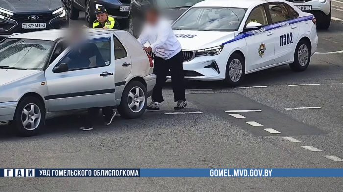 Инспекторы ГАИ вытолкали заглохший автомобиль с перекрёстка Советской и Хатаевича