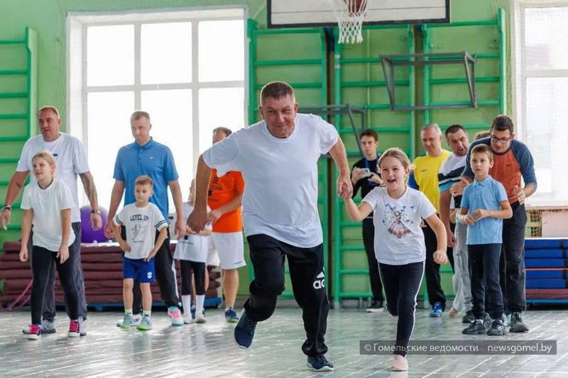 В Гомеле папы вышли на спортивную площадку вместе с детьми
