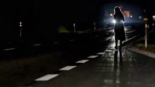 Пешеходы в тёмной одежде почти невидимы водителям
