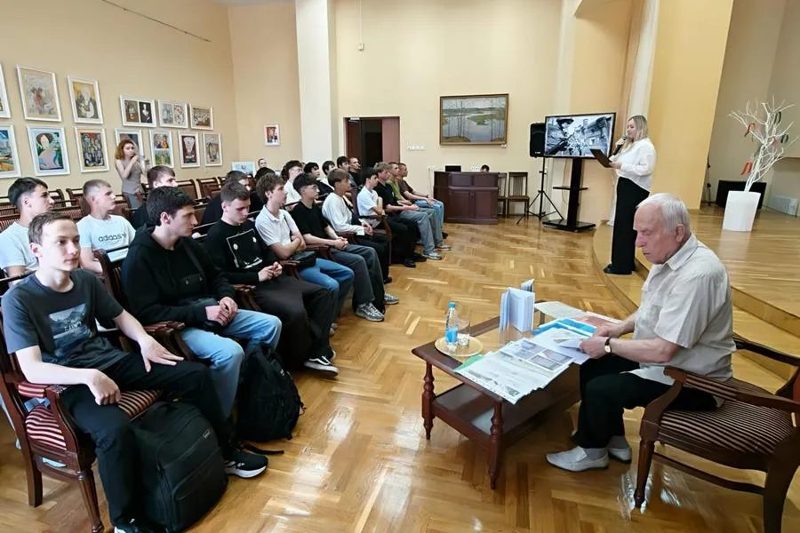 Учащиеся колледжа услышали рассказ узника концлагеря о войне