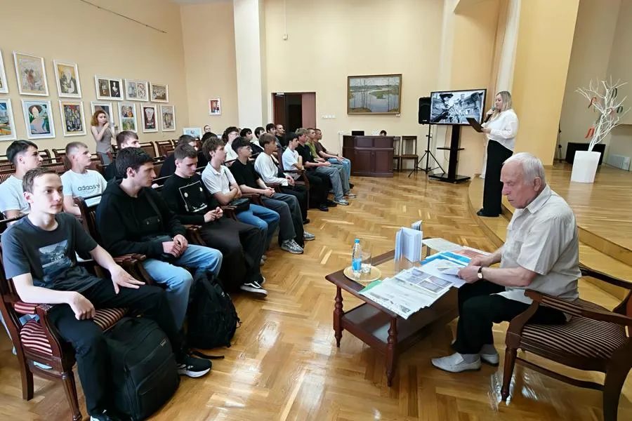 Учащиеся колледжа услышали рассказ узника концлагеря о войне