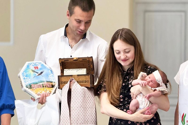 Первую «Бацькаву кашулю» вручили семье Булавинских из Советского района