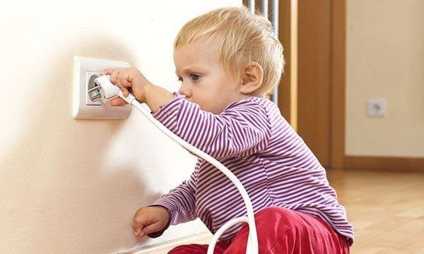 Как защитить ребёнка от электричества дома летом